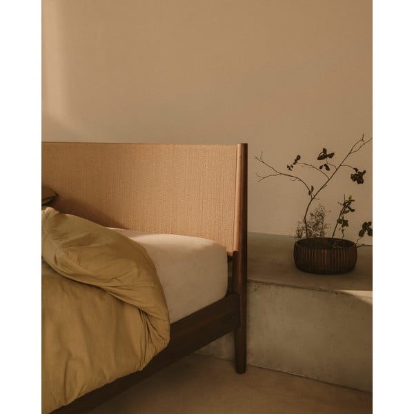 Ciemnobrązowe łóżko dwuosobowe z litego drewna orzechowego ze stelażem 180x200 cm Elan – Kave Home-image-2