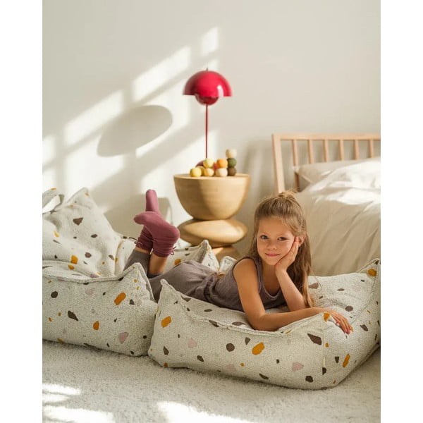 Biały dziecięcy worek do siedzenia z materiału bouclé/z tkaniny szenilowej Terrazzo Square – Wigiwama-image-2