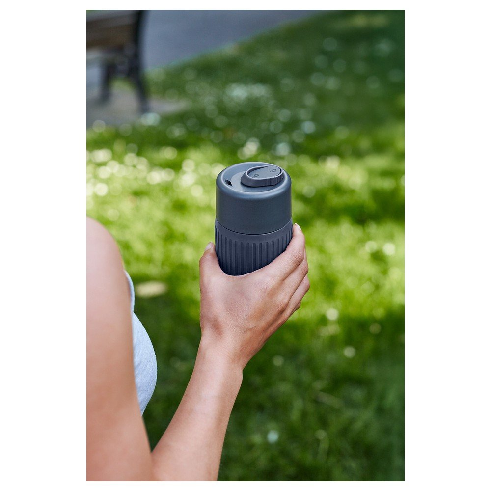 Ciemnoszary szklany kubek podróżny 340 ml – Black + Blum (zdjęcie 7)