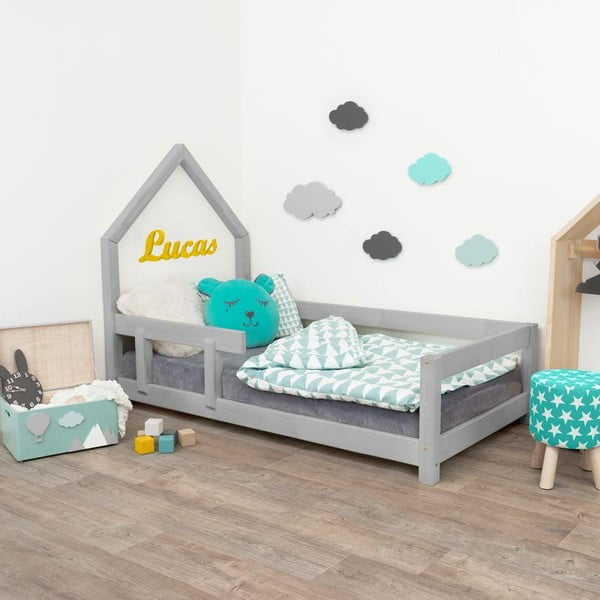 Szare łóżko dziecięce w kształcie domku z barierką po lewej stronie Benlemi Poppi, 90x180 cm