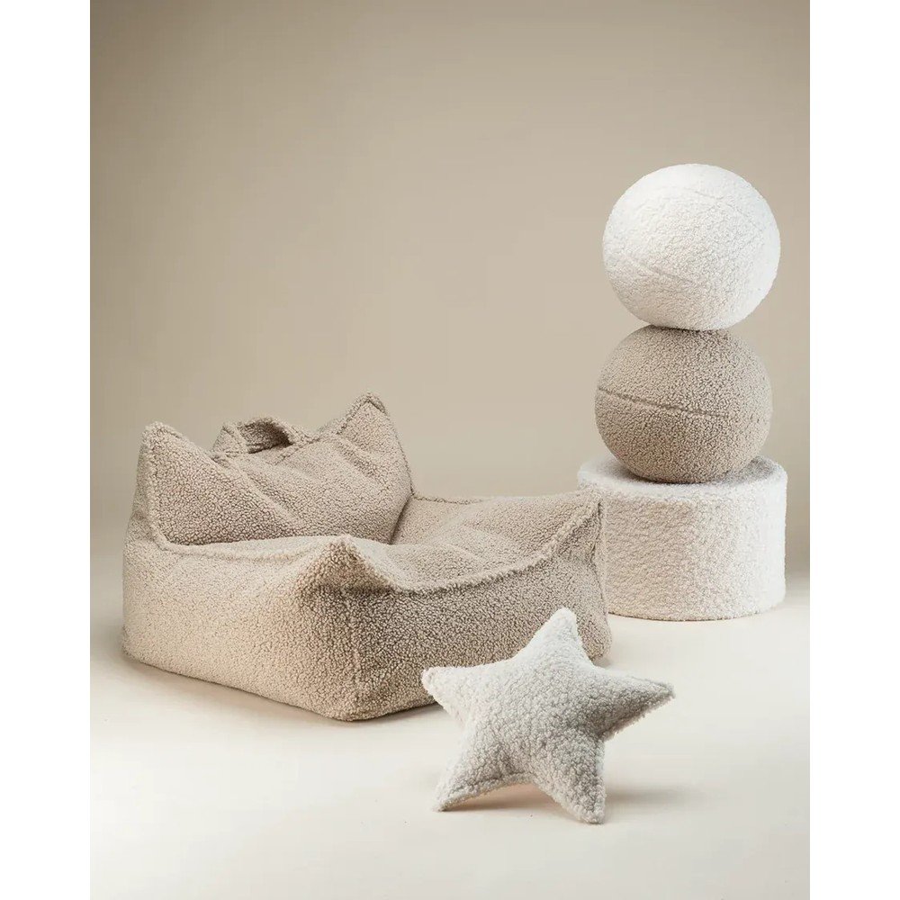 Jasnobrązowa poduszka na sofę dziecięcą z materiału bouclé Ball – Wigiwama (zdjęcie 11)