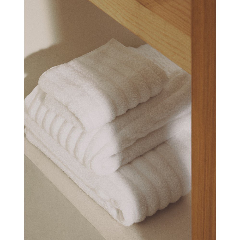 Biały bawełniany ręcznik frotte 50x90 cm Navira – Kave Home (zdjęcie 7)