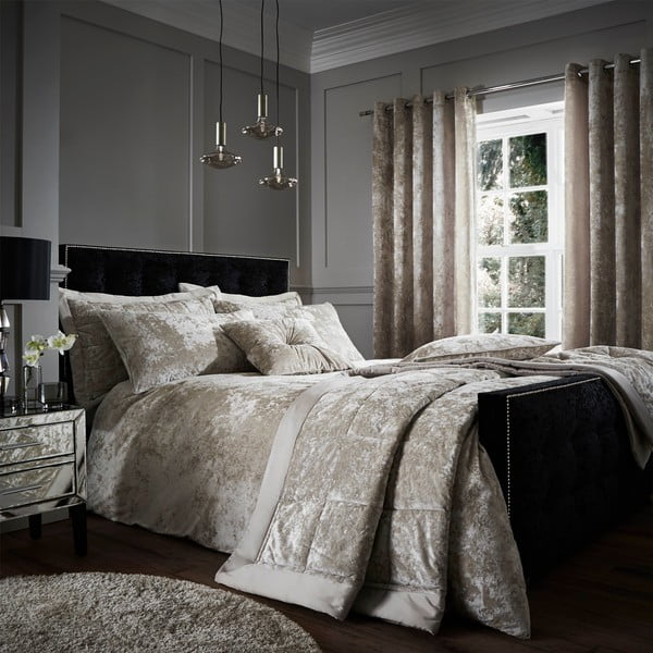Beżowa aksamitna narzuta pikowana na łóżko dwuosobowe 220x220 cm Crushed – Catherine Lansfield