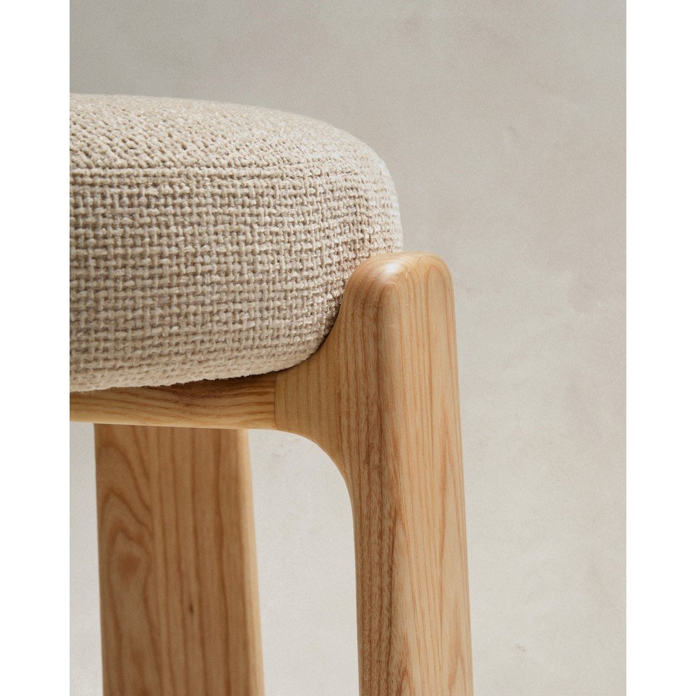 Beżowo-naturalny kolorze hoker z litego drewna jesionowego (wysokość siedziska 65 cm) Granite – Kave Home (zdjęcie 10)