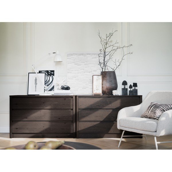 Komoda w dekorze dębu w ciemnym naturalnym kolorze 110x70x45 cm Melstone – Rowico-image-3