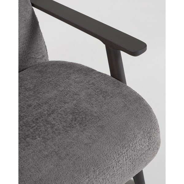 Szary fotel Meghan − Kave Home-image-1