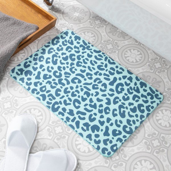 Jasnoniebieski dywanik łazienkowy 39x60 cm Leopard – Artsy Doormats-image-1