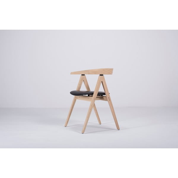 Krzesło z litego drewna dębowego z czarnym siedziskiem Gazzda Ava