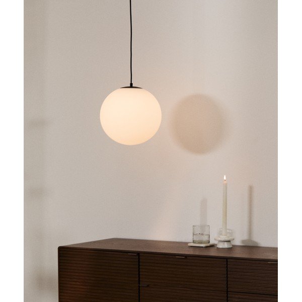 Biała/czarna metalowa lampa wisząca ze szklanym kloszem ø 30 cm Brisia – Kave Home-image-1