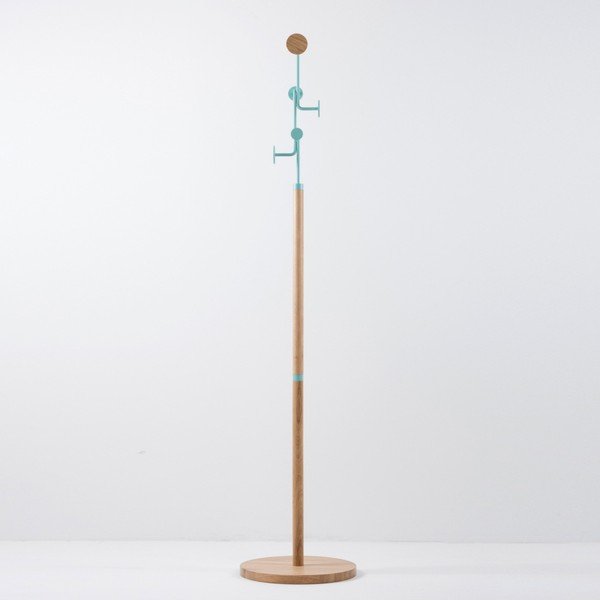 Wieszak stojący z litego drewna dębowego z niebieskim elementem Gazzda Hook-image-2