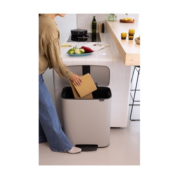 Jasnoszary stalowy kosz na śmieci z pedałem 60 l Bo – Brabantia-image-1