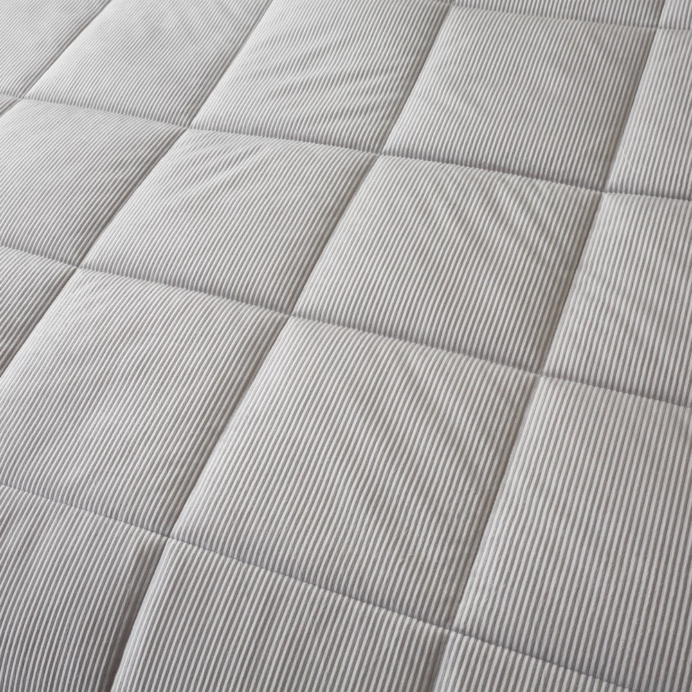 Jasnoszara narzuta pikowana z mikropluszu na łóżko dwuosobowe 200x220 cm Cosy Cord – Catherine Lansfield (zdjęcie 4)
