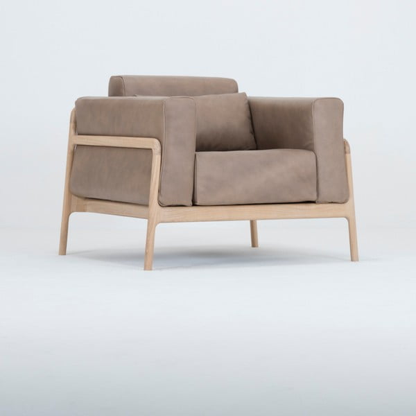 Jasnobrązowy fotel z konstrukcją z litego drewna dębowego Gazzda Fawn