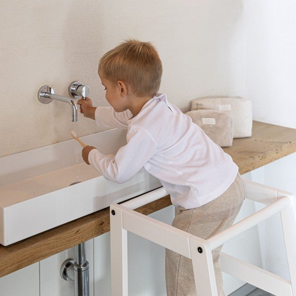 Biały pomocnik kuchenny dla dzieci z litego drewna bukowego Forrest – Vipack-image-3