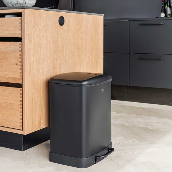 Czarny metalowy kosz na śmieci z pedałem do segregacji odpadów 24 l Wonda – Mette Ditmer Denmark-image-1