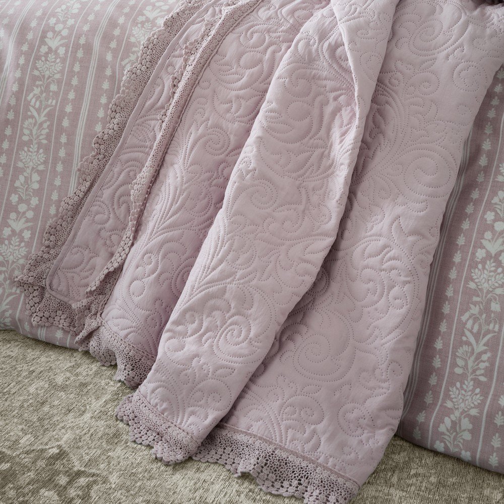 Różowa narzuta pikowana 220x230 cm Bridgerton Silhouette Floral Lace – Catherine Lansfield (zdjęcie 5)