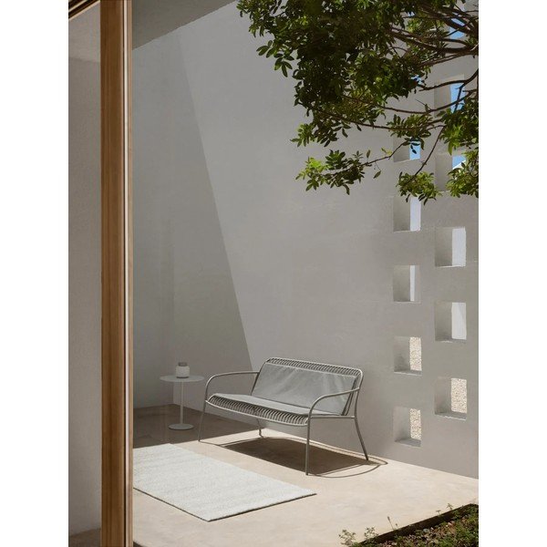 Jasnoszara metalowa ławka ogrodowa Yua Wire – Blomus-image-1