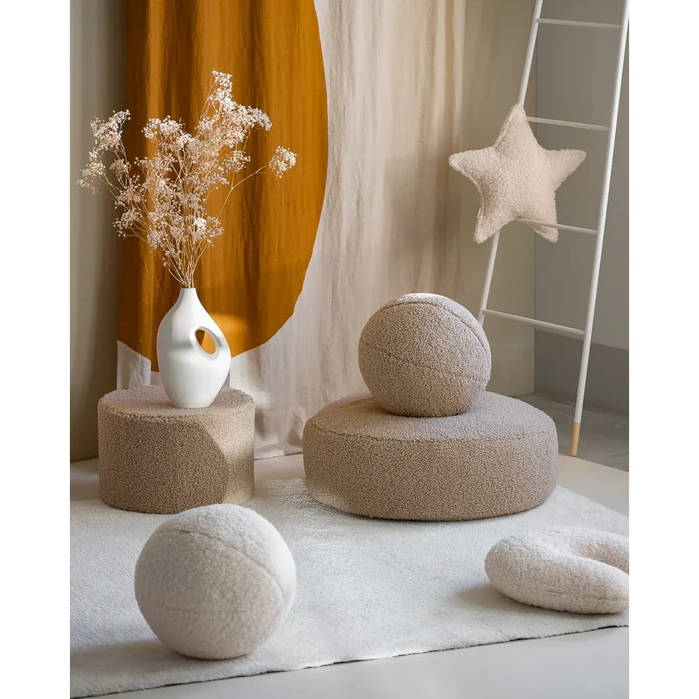 Jasnobrązowa poduszka na sofę dziecięcą z materiału bouclé Ball – Wigiwama (zdjęcie 9)