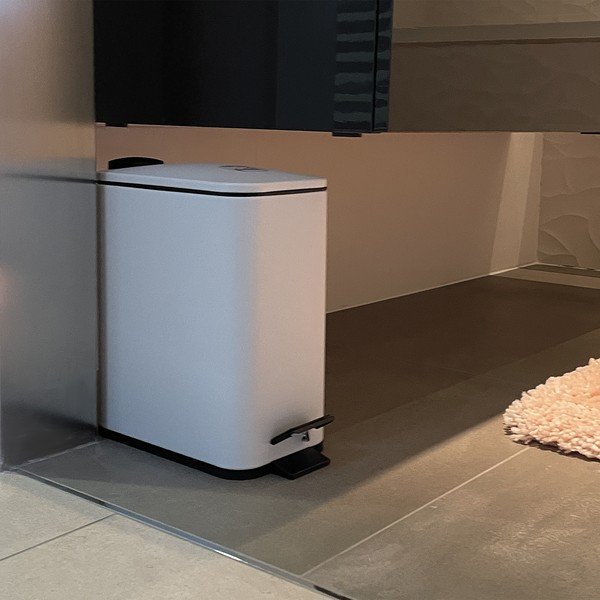 Stalowy kosz na śmieci z pedałem w matowym białym kolorze 5 l   Erik – Spirella-image-1