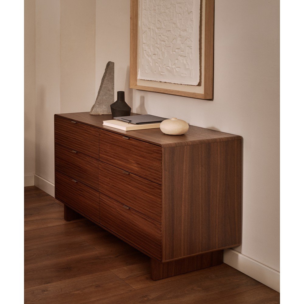 Komoda w dekorze orzecha w ciemnym naturalnym kolorze 120x75x50 cm Norlen – Kave Home (zdjęcie 8)