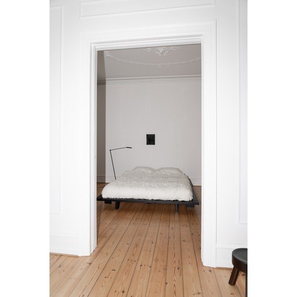 Czarne podwójne łóżko wykonane z drewna sosnowego z siatką 180x200 cm Japan - Karup Design-image-4