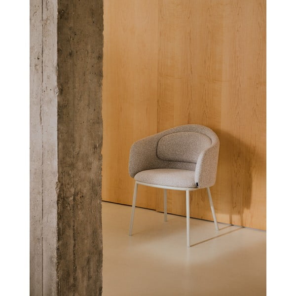 Szarobeżowy tapicerowany fotel jadalniany z podłokietnikami Minda – Kave Home-image-1