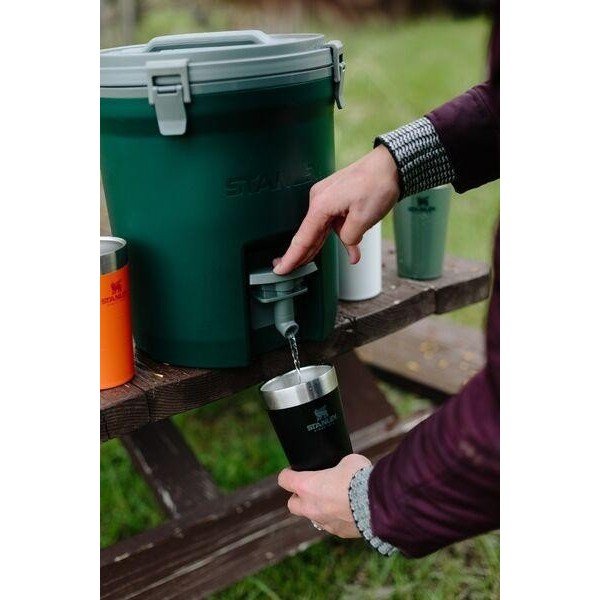 Słój na lemoniadę 7,5 l Fast-Flow Water Jug Black 2.0 – Stanley-image-1