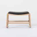 Podnóżek z konstrukcją z litego drewna dębowego i czarnym skórzanym elementem Gazzda Dedo