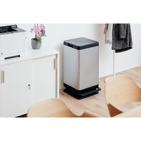 Plastikowy kosz na śmieci z pedałem w kolorze srebra 80 l Tokyo – DEA HOME-image-1