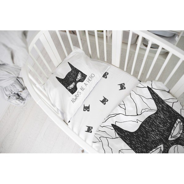 Czarno-białe prześcieradło dziecięce do łóżeczka z satyny bawełnianej z gumką 60x120 cm Be a Hero – Butter Kings-image-1