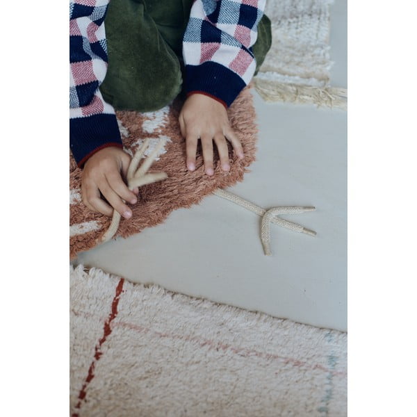Brązowy bawełniany dywan dziecięcy tkany ręcznie odpowiedni do prania 110x100 cm Chicken – Lorena Canals-image-4