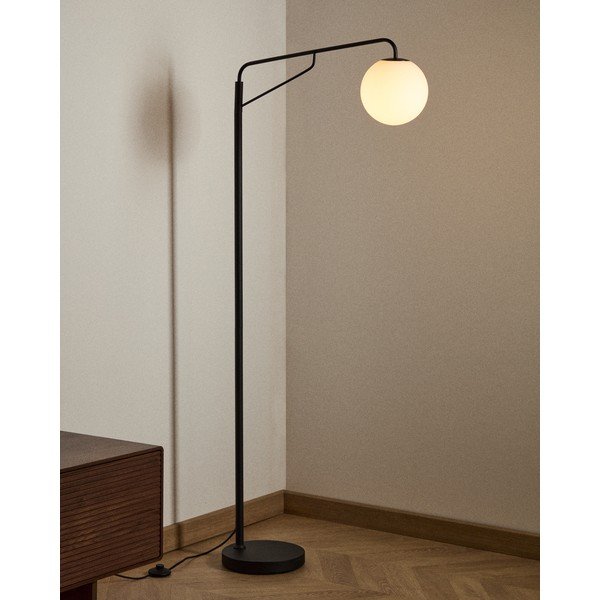 Biało-czarna lampa stojąca ze szklanym kloszem (wysokość 164 cm) Eilo – Kave Home-image-1