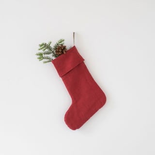 Czerwona świąteczna lniana wisząca dekoracja w kształcie skarpety Linen Tales Christmas Stocking