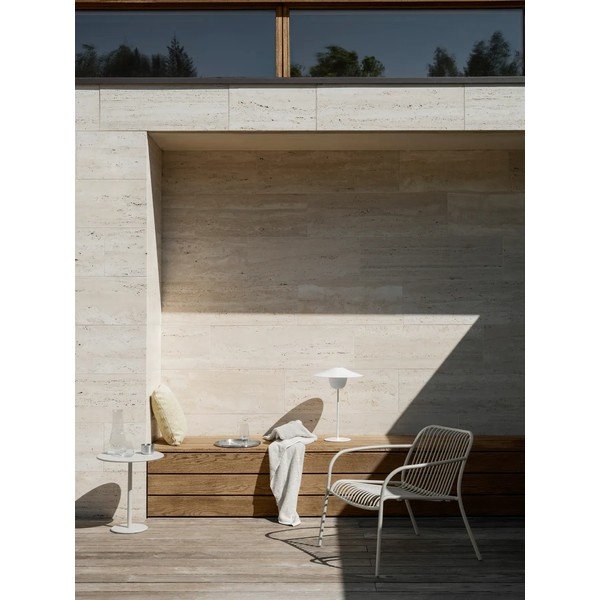 Jasnoszary metalowy fotel ogrodowy Yua Wire – Blomus-image-1