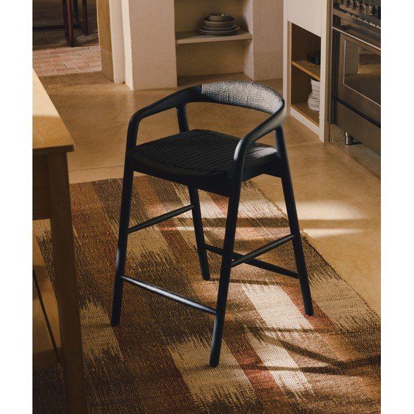 Czarny hoker z podłokietnikami z litego drewna dębowego (wysokość siedziska 65 cm) Derile – Kave Home-image-1