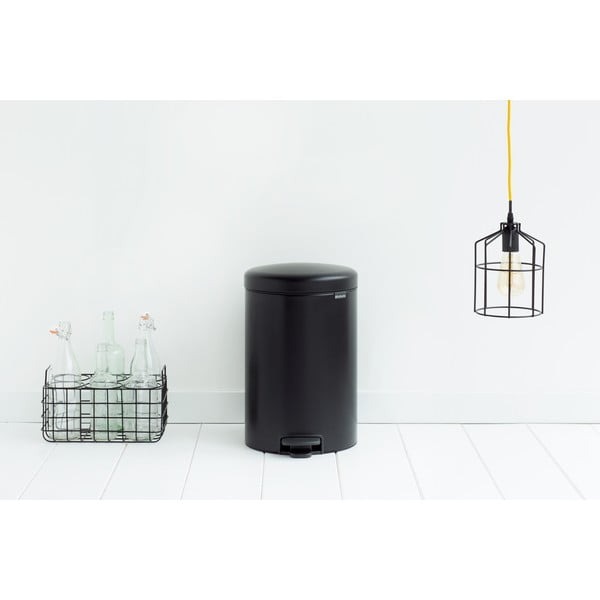 Stalowy kosz na śmieci z pedałem w kolorze matowej czerni 20 l NewIcon – Brabantia-image-3