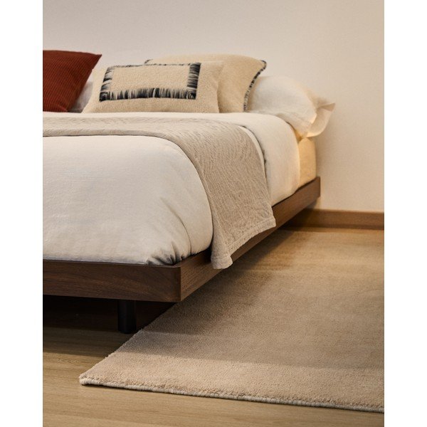 Brązowe łóżko dwuosobowe z litego drewna brzozowego bez zagłówka ze stelażem 180x200 cm Norlen – Kave Home-image-1