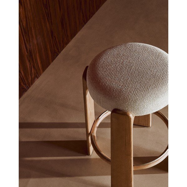 Beżowo-naturalny kolorze hoker z litego drewna jesionowego (wysokość siedziska 65 cm) Granite – Kave Home-image-3