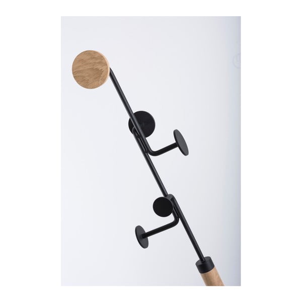 Wieszak stojący z litego drewna dębowego z czarnym elementem Gazzda Hook-image-4