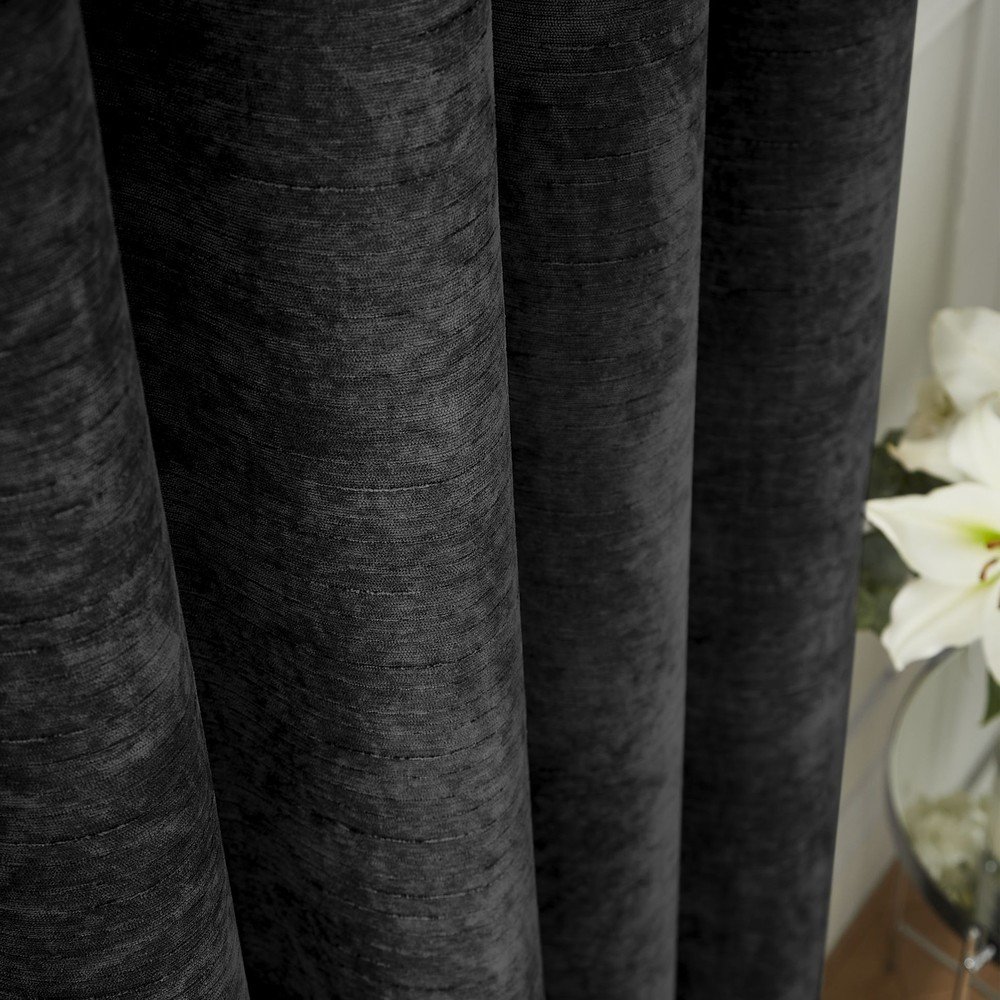 Czarne zasłony termiczne z szenilu zestaw 2 szt. 168x229 cm Selene Luxury Chenille – Hyperion (zdjęcie 4)