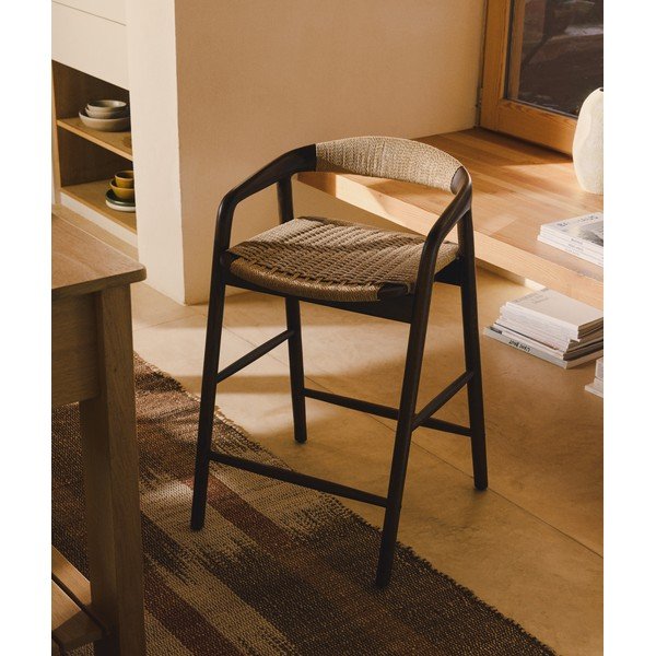 Brązowy hoker z podłokietnikami z litego drewna dębowego (wysokość siedziska 65 cm) Derile – Kave Home-image-1