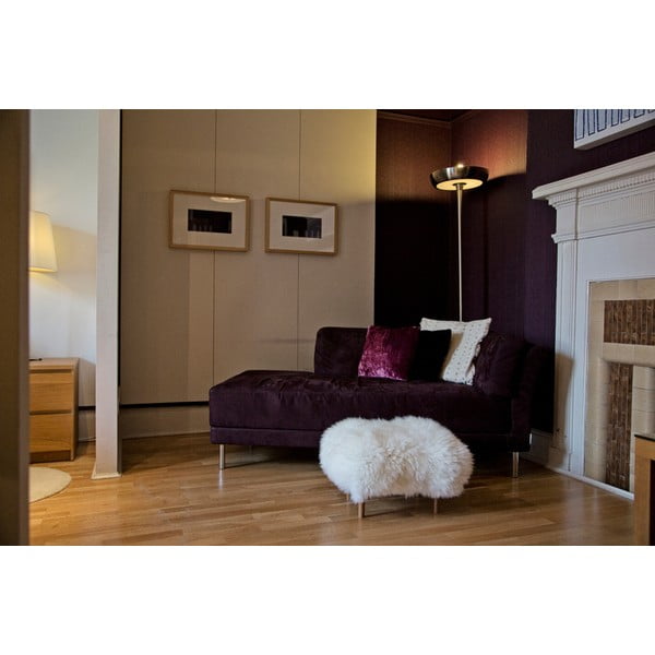 Podnóżek z owczej skóry Nia Cerise-image-3