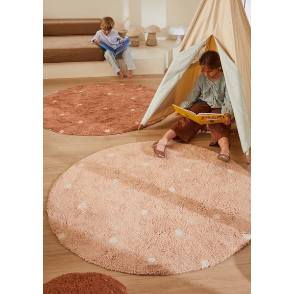 Jasnoróżowy bawełniany dywan dziecięcy tkany ręcznie odpowiedni do prania ø140 cm Round Dot Rose – Lorena Canals-image-3