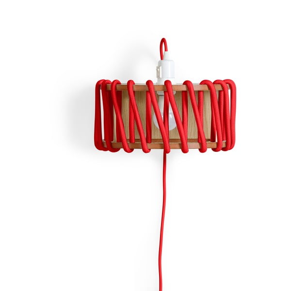 Czerwony kinkiet z drewnianą konstrukcją EMKO Macaron, dł. 30 cm