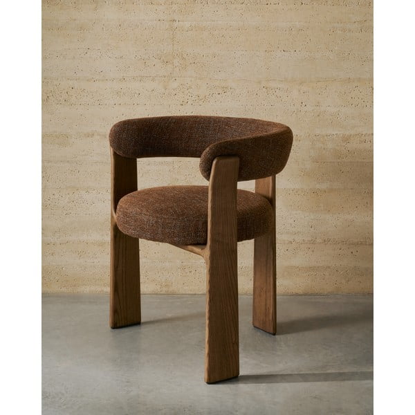 Brązowy fotel jadalniany z litego drewna jesionowego z podłokietnikami Granite – Kave Home-image-1