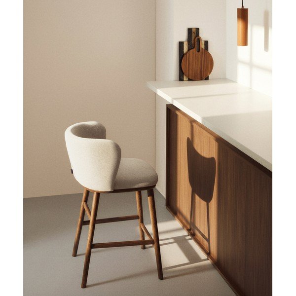 Beżowy tapicerowany hoker (wysokość siedziska 65 cm) Ciselia – Kave Home-image-1