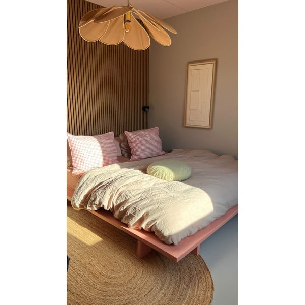 Jasnoróżowe łóżko dwuosobowe z litego drewna sosnowego ze stelażem 140x200 cm Japan – Karup Design-image-1
