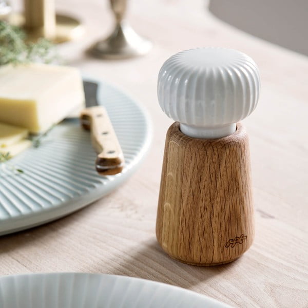 Młynek do przypraw z drewna dębowego z białym porcelanowym detalem Kähler Design Hammershoi, wys. 13 cm-image-1