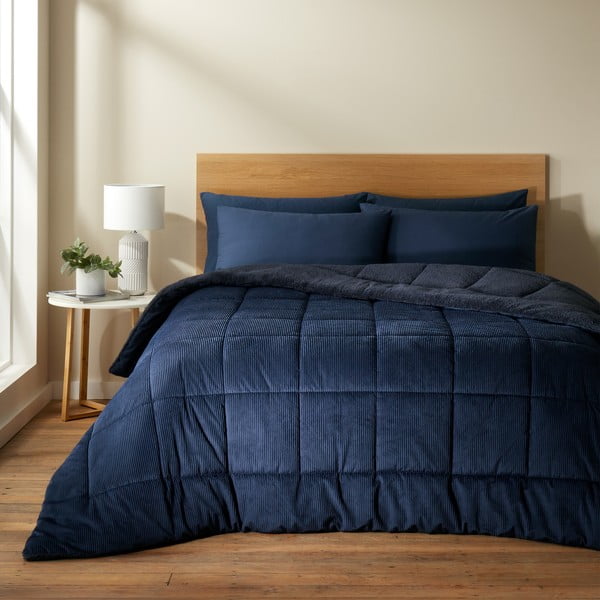 Ciemnoniebieska narzuta pikowana z mikropluszu na łóżko dwuosobowe 200x220 cm Cosy Cord – Catherine Lansfield