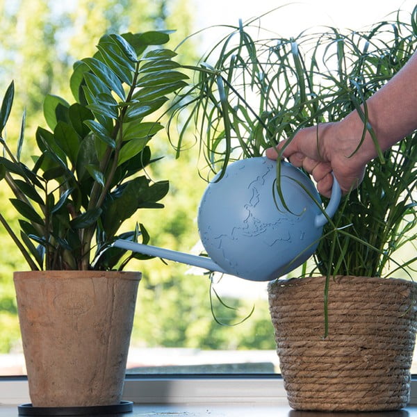 Niebieska konewka Esschert Design Globus, 1,5 l-image-1